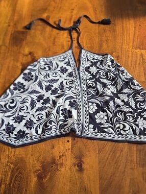 Vici Black and Ivory Floral Halter Top Size Medium